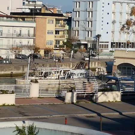 Darsena Con Box Auto カットーリカ